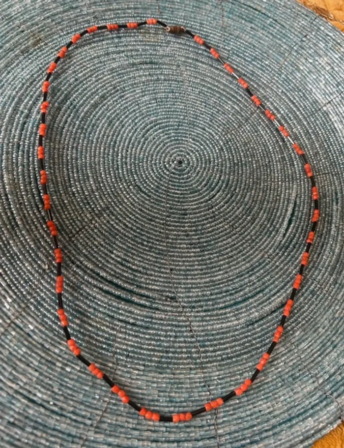 Collier sautoir véritable perles orange et noir  délicat, féminin, joli, scintillant, lumineux
