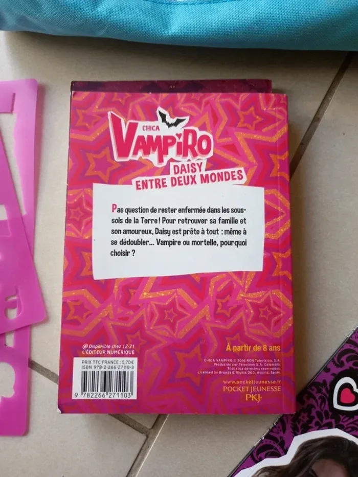 Lot articles Chicca Vampiro : Sac + livre+ bracelet + jeu - photo numéro 4