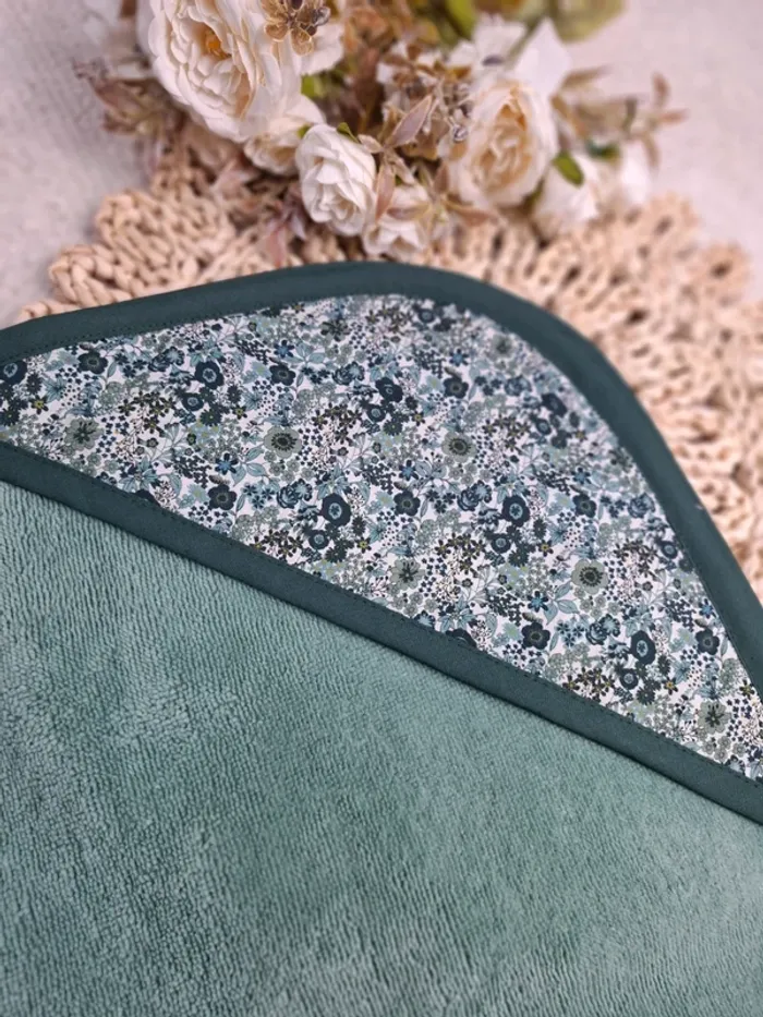 Cape de bain motif liberty vert