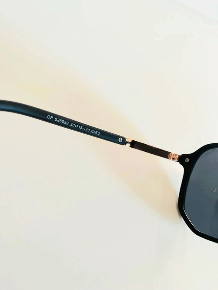 Lunette de soleil mixte noire et dorée UV protection catégorie 3 - photo numéro 7