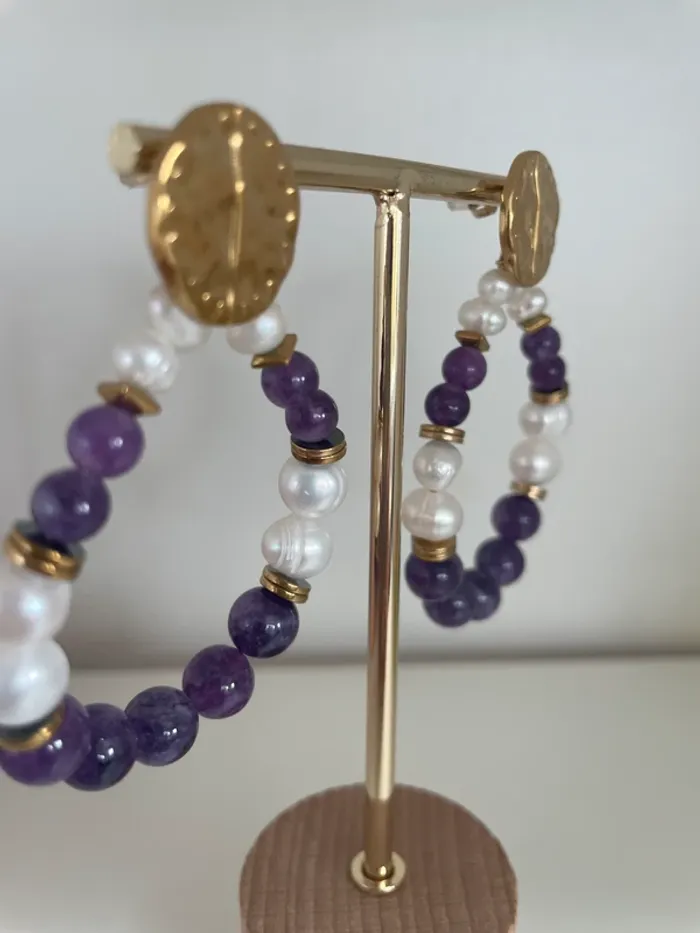 Boucles d'oreilles gouttes perles violettes blanches et doré. Taille unique - photo numéro 4