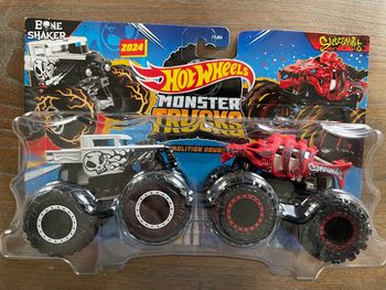 Coffret Monster trucks Hot Wheels demolition doubles Bone Shaker Blanc et Skelesaurus Neuf !