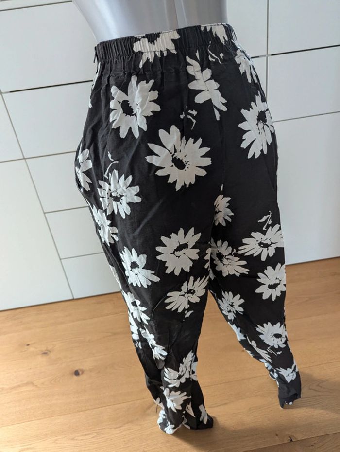 Pantalon fluide à fleurs – Marque Qkiss – Taille M (équiv. 38/40) - photo numéro 2