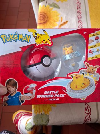 Magnifique coffret pokemon toupie figurines pikatchu 
