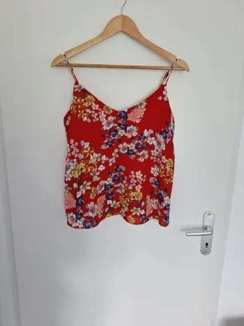 Top rouge fleuri