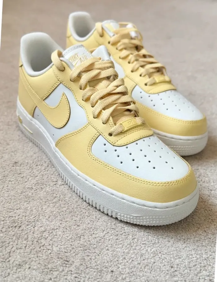 Nike Air Force 1 - Soft Yellow