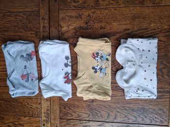 Lot de 4 bodies à manches courtes Mickey et Minnie Disney