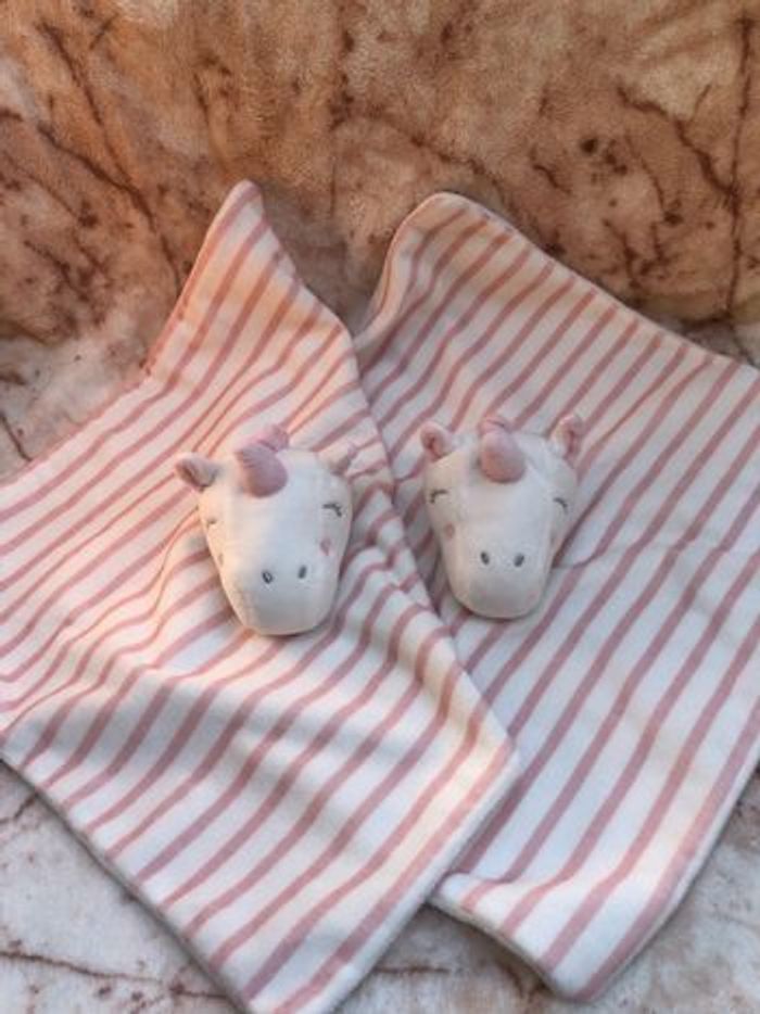 Doudou plat carre licorne raye rose et blanc Primark
