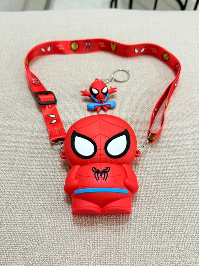 Pochette Spider-Man rouge avec lanière et porte-clés