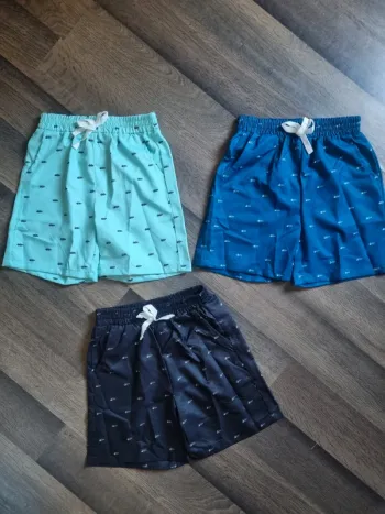 Lot de 3 shorts Garçon. Couleur bleu et noir. Taille 4 ans. Neufs