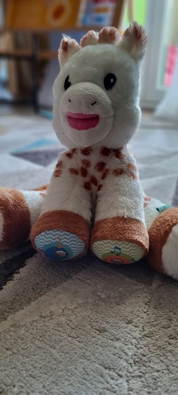 Peluche Sophie la girafe touch and music VULLI - blanc