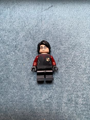 Minifigurine lego Harry_Potter Goblet of Fire Harry Potter Black and Dark Red Uniform, Medium Legs