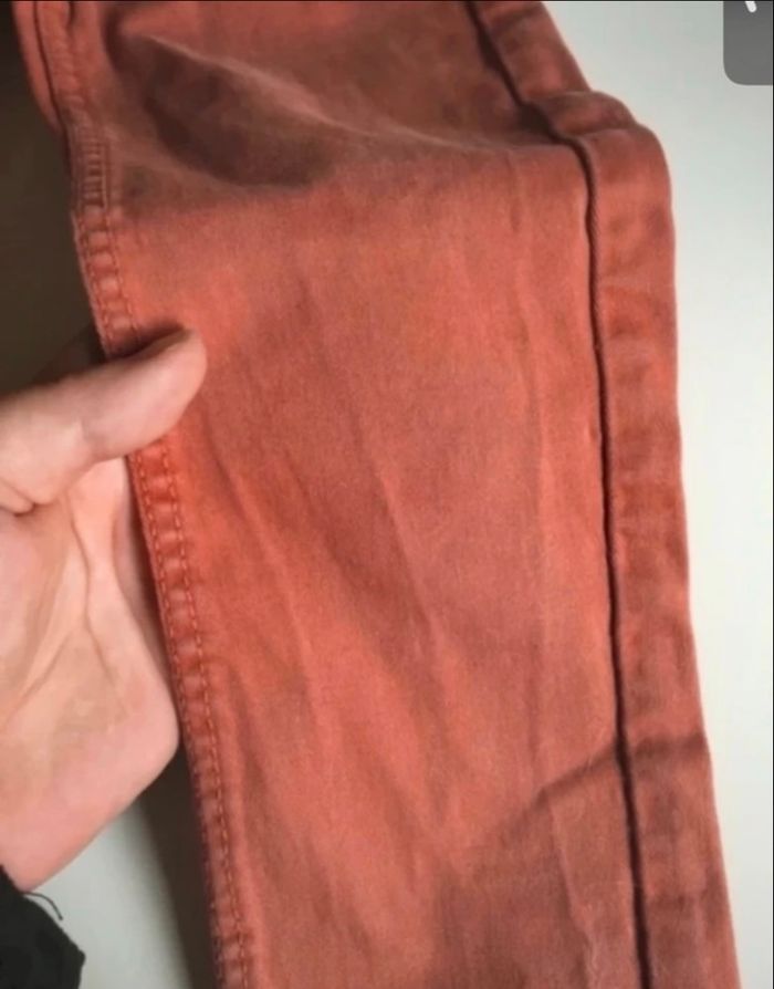 Jean skinny pour garçon BON ÉTAT taille 7 ans couleur rouille - photo numéro 3