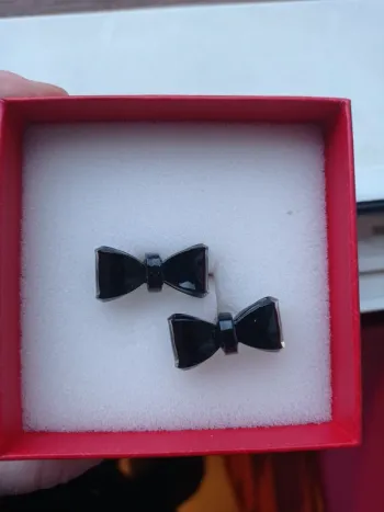 Boucles d'oreilles noir en forme de nœud