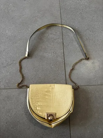 Sac à bandoulière jaune Mango, il y a des marques, 19x17cm