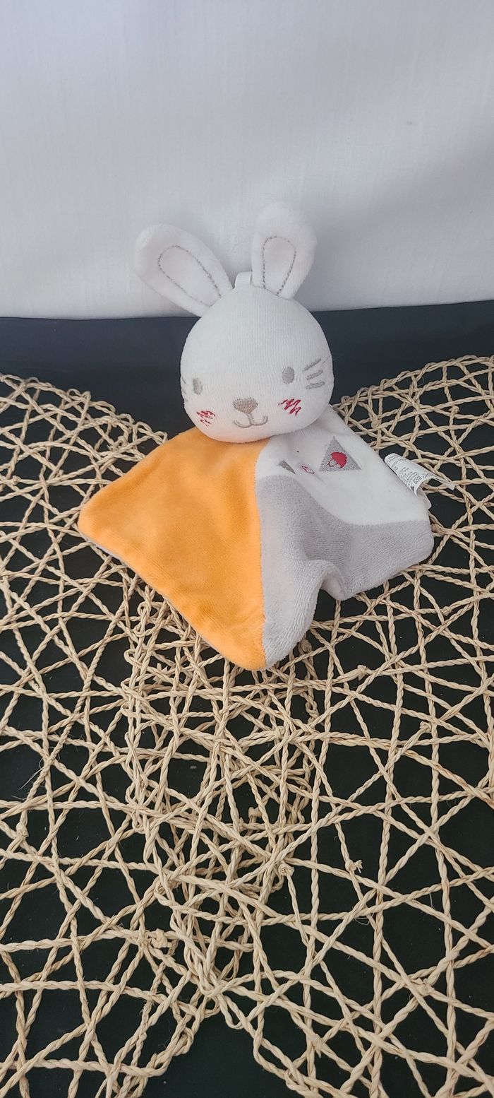 Siplec - Leclerc Doudou lapin losange plat en velours orange, blanc et gris, brodé d'un panier rou - photo numéro 2