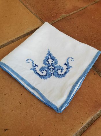 Serviette blanche brodée