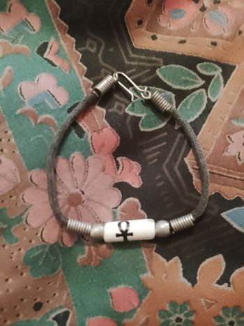 bracelet en fil noir perle en céramique blanche vintage années 90.