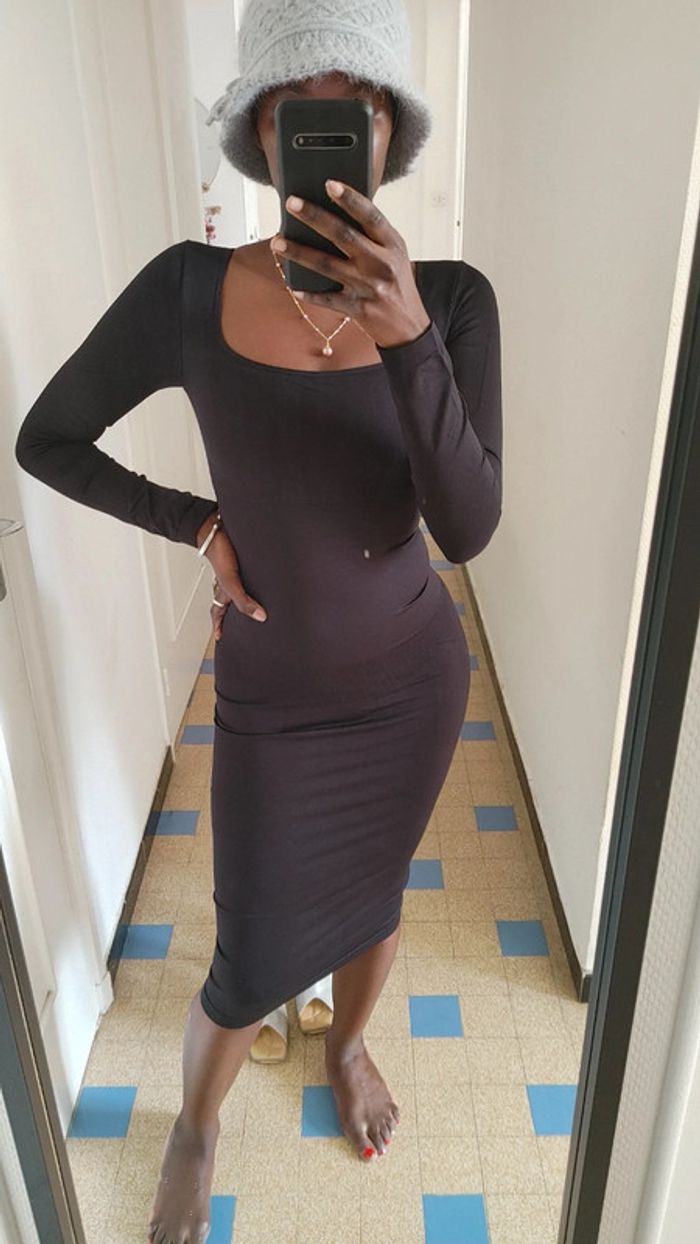 Petite robe noire gainante - photo numéro 7