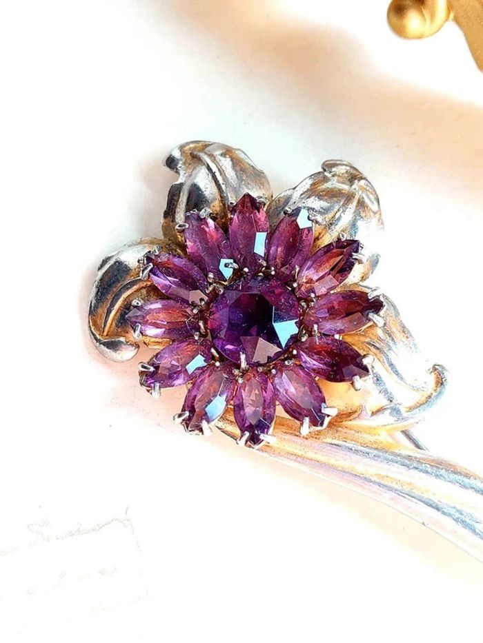 magnifique broche vintage fleurs pierres violette - photo numéro 3