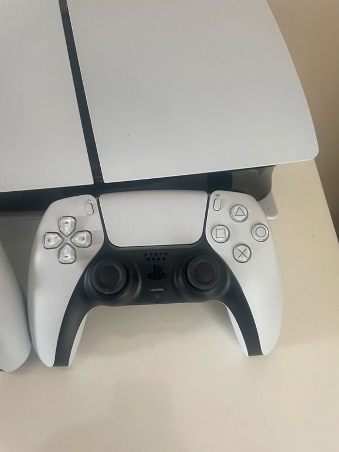 PlayStation 5 avec 2 manettes - photo numéro 2