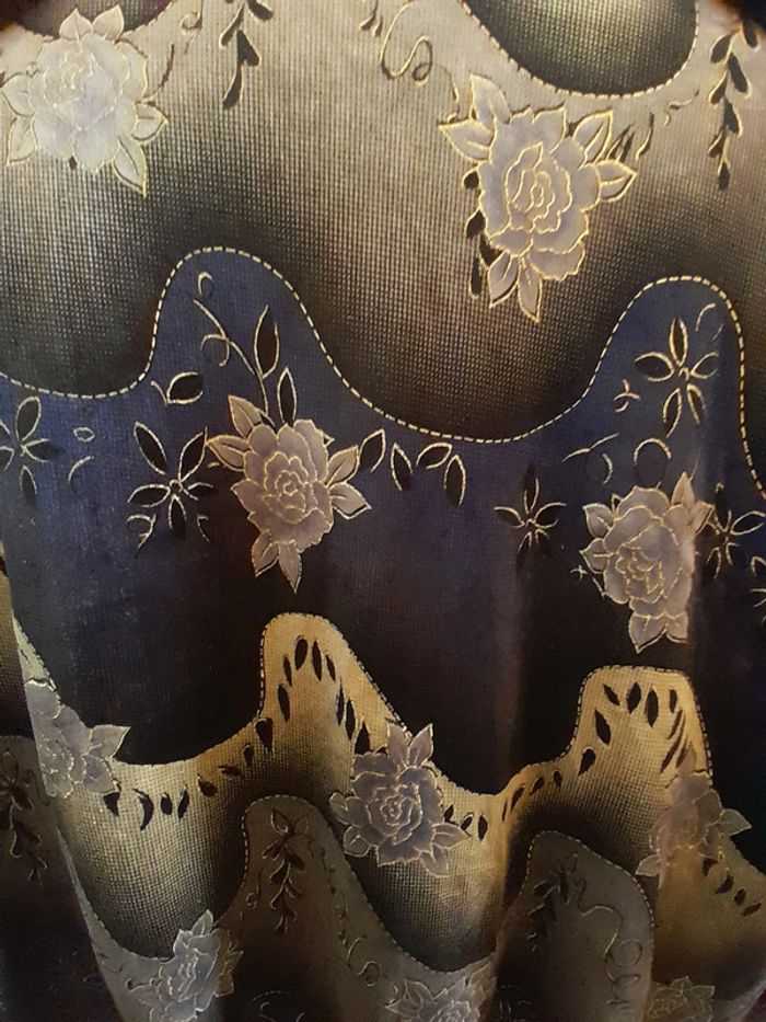 Haut femme,imprimé fleurs, (tons noir, violet, crème, doré) taille TU, Marque Vernal - photo numéro 3