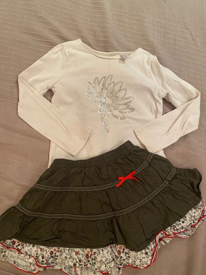 Bel Ensemble 2 ans à 3 ans pull fin et jupe à fleurs