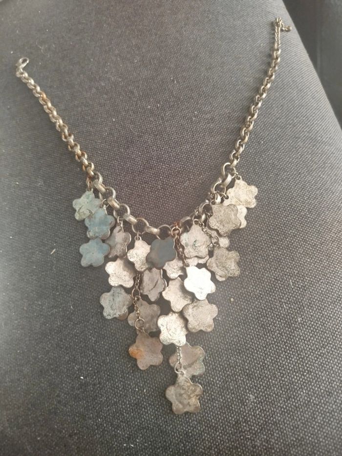 Joli collier motif fleurs original