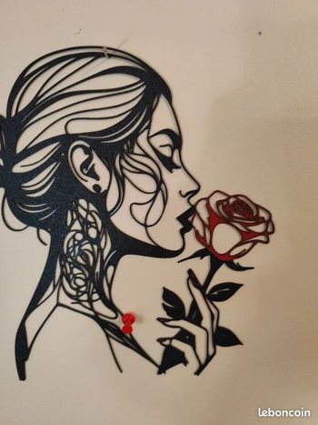 femme et sa rose rouge décoration murale