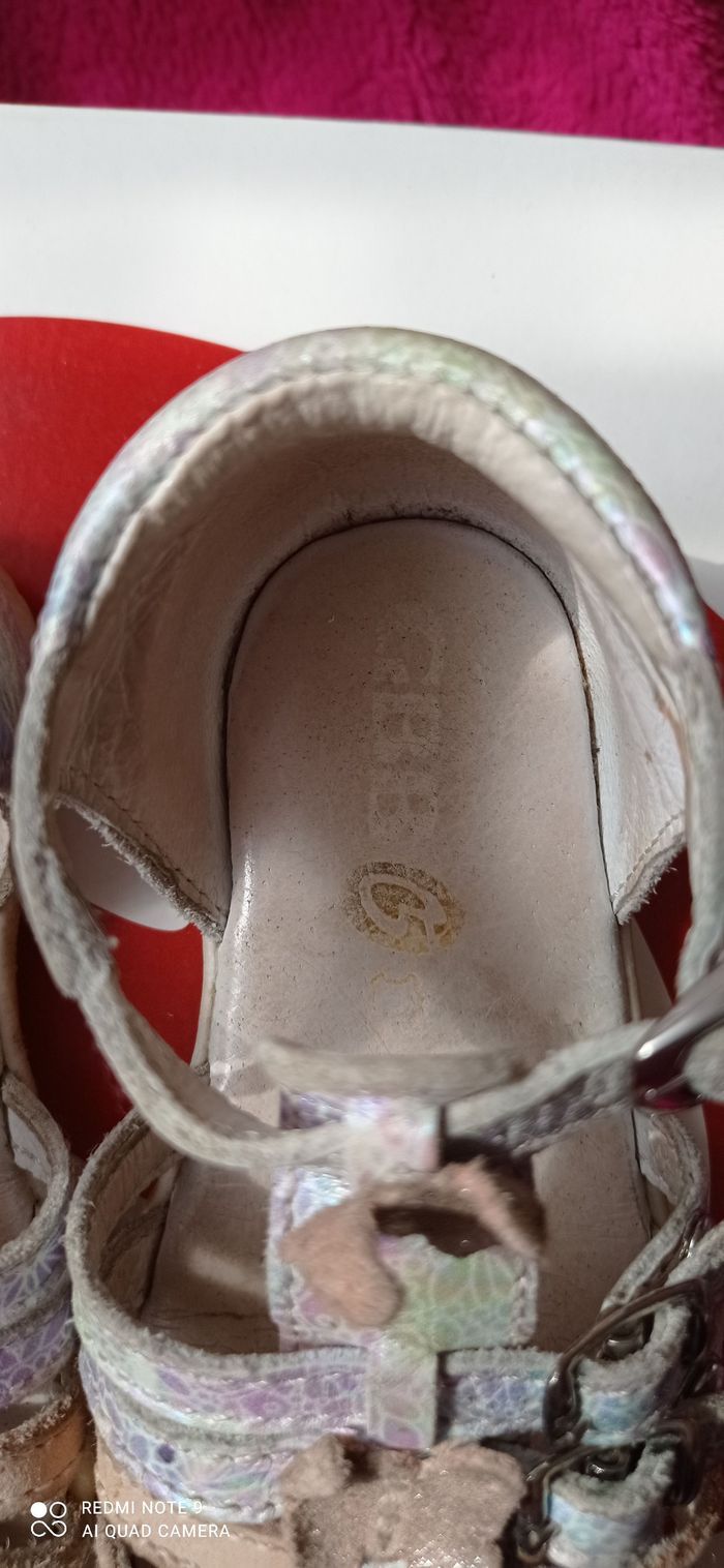 Jolie paire de sandales gbb - photo numéro 3