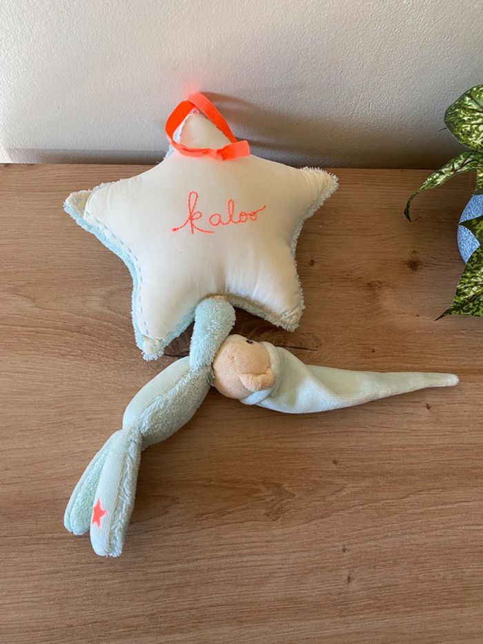 Doudou étoile avec son ours bleu liens orange musical kaloo