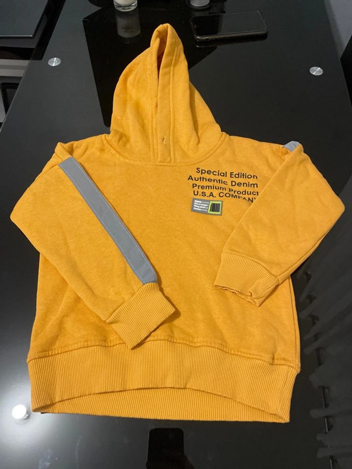 Sweet à capuche moutarde