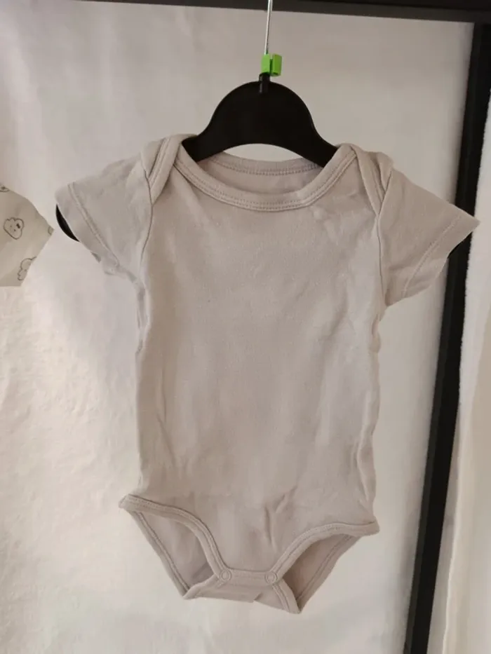 Lot bodies manche courte 3mois - photo numéro 4
