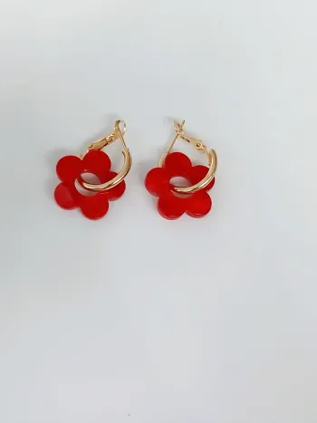 Boucles d’oreilles créoles dorées et pendentif fleur – style pop et affirmé