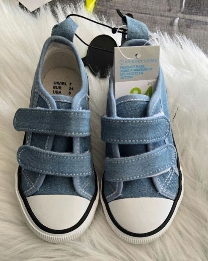NEUVES (non portées) 💙🤩😍🥰🏷superbes baskets toiles pointure 24 mixtes