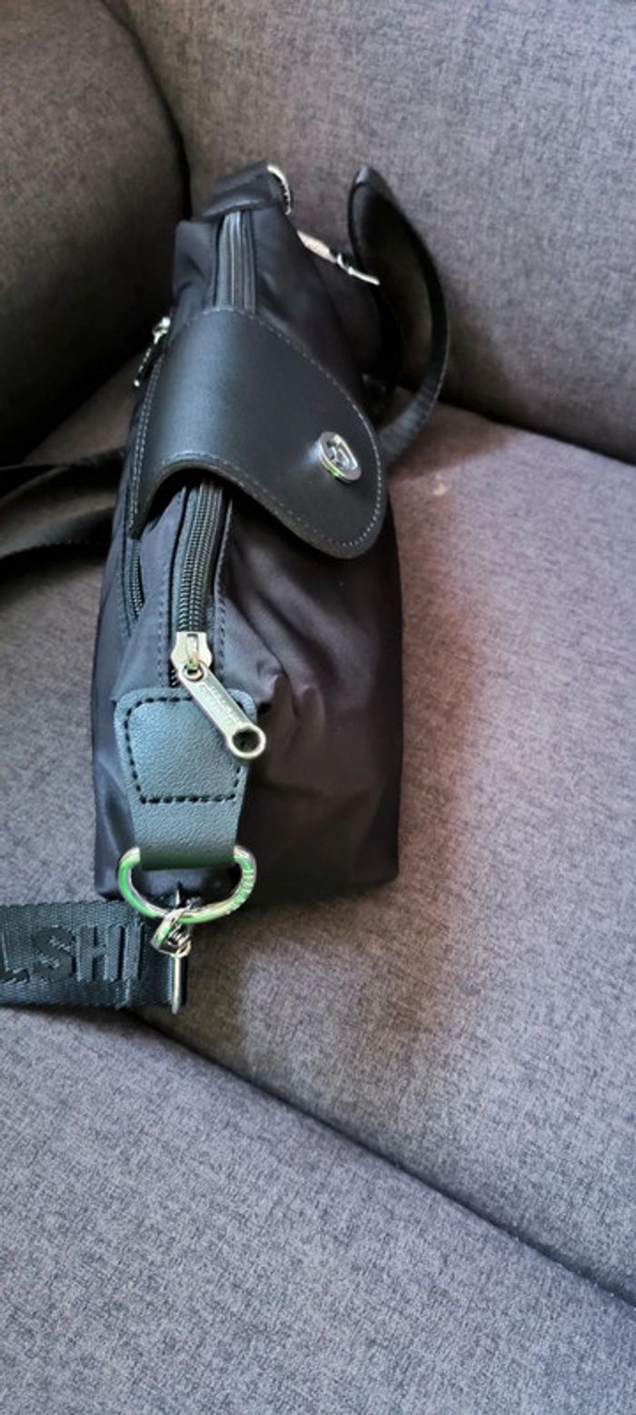 Sac à bandoulière très tendance de très bonne qualité avec compartiment - photo numéro 7