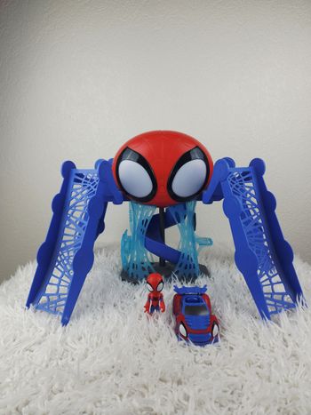 Quartier général spidey et ses amis sons et lumières avec véhicule et figurine de Spidey marque Spidey and his amazing Friends 🎅