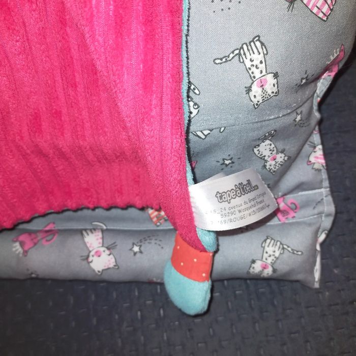 Doudou plat éléphant rouge, bleu, gris tape à l'oeil tao - photo numéro 2