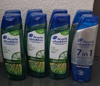 Shampooing head and shoulders 