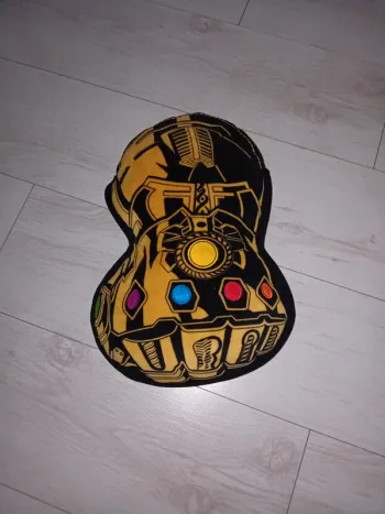 Coussin gant de Thanos Marvel