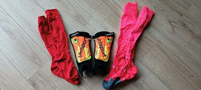 Lot pour foot crampons chaussettes protège tibia - photo numéro 6