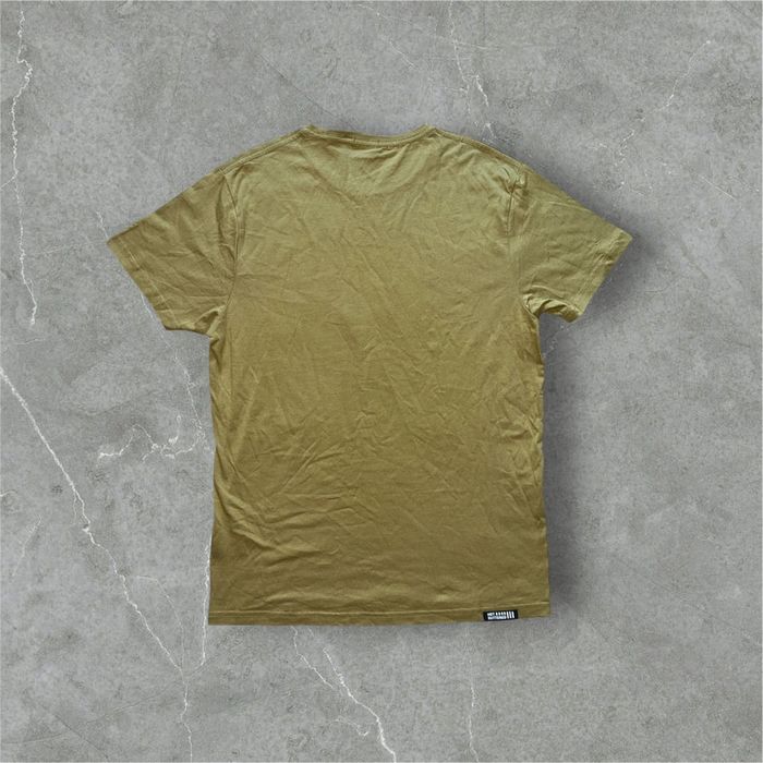 Tee-shirt imprimé Hot Buttered. M. Kaki.  Excellent état - photo numéro 2
