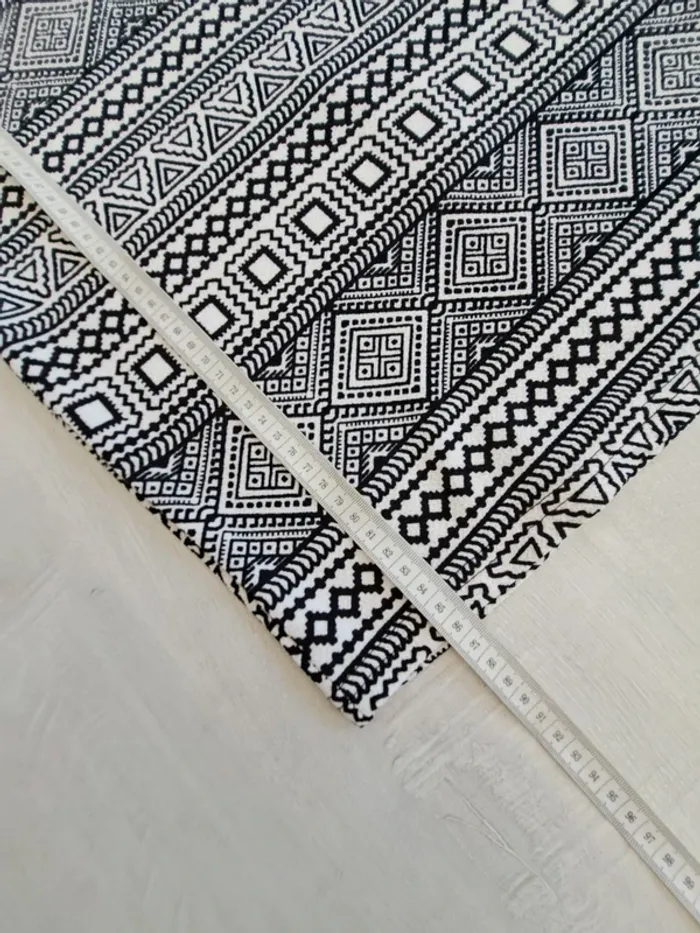 Robe Orcelly - taille S - moulante - motif azteque noir blanc - col rond - ouverture dos - photo numéro 4