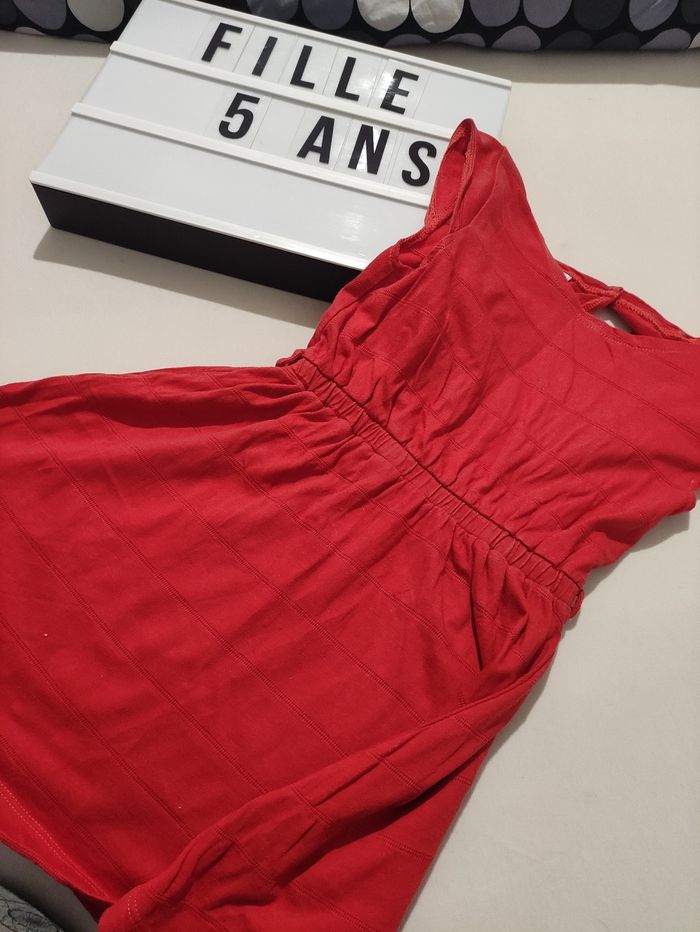 Robe rouge avec découpe dans le dos