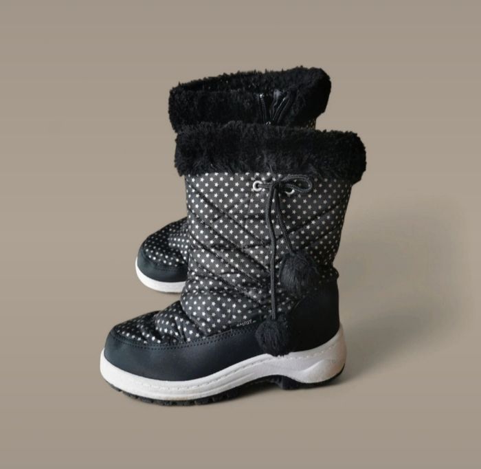Boots de neige fourrées snow field noir étoiles argentées et ponpons pointure 31