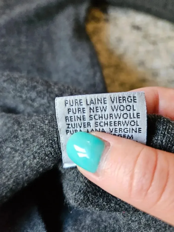 Pull en laine vierge Lacoste - Col V - Gris - Taille XS/S - Très bon état - photo numéro 10