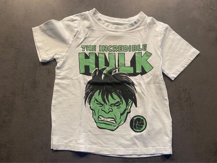 T-shirt Hulk H&M taille 4/6 ans