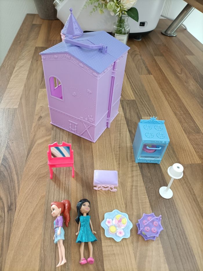 Petit château barbie rose violet avec mobilier et 2 mini barbies - photo numéro 3