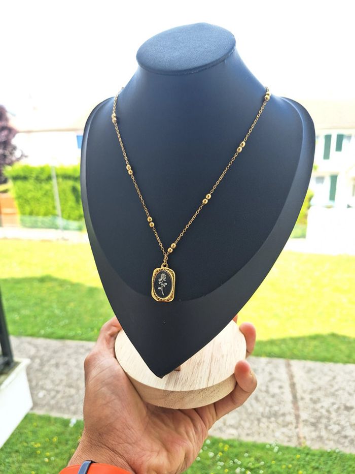 Collier Dorée en acier inoxydable pendentif Dorée et argenté avec fleur Gravé minimaliste - photo numéro 3