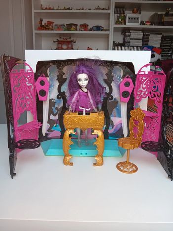 Poupée Monster High spectra D.J et sa boîte de nuit (testé le son fonctionne)